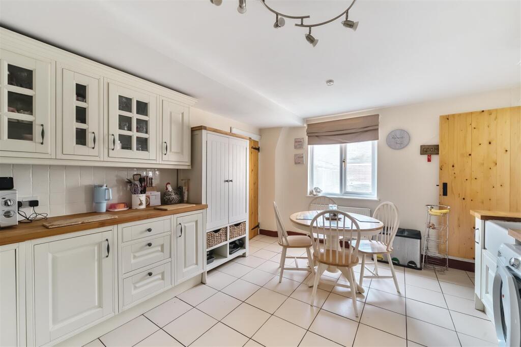 Flat - Family / Breakfast Room