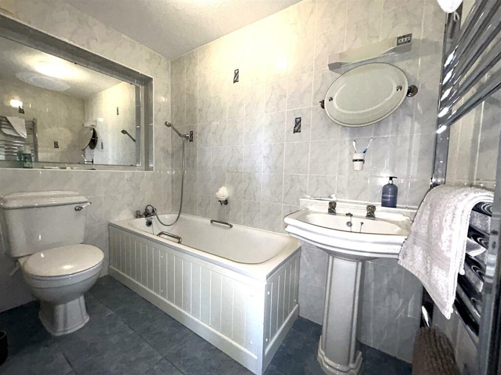 EN SUITE