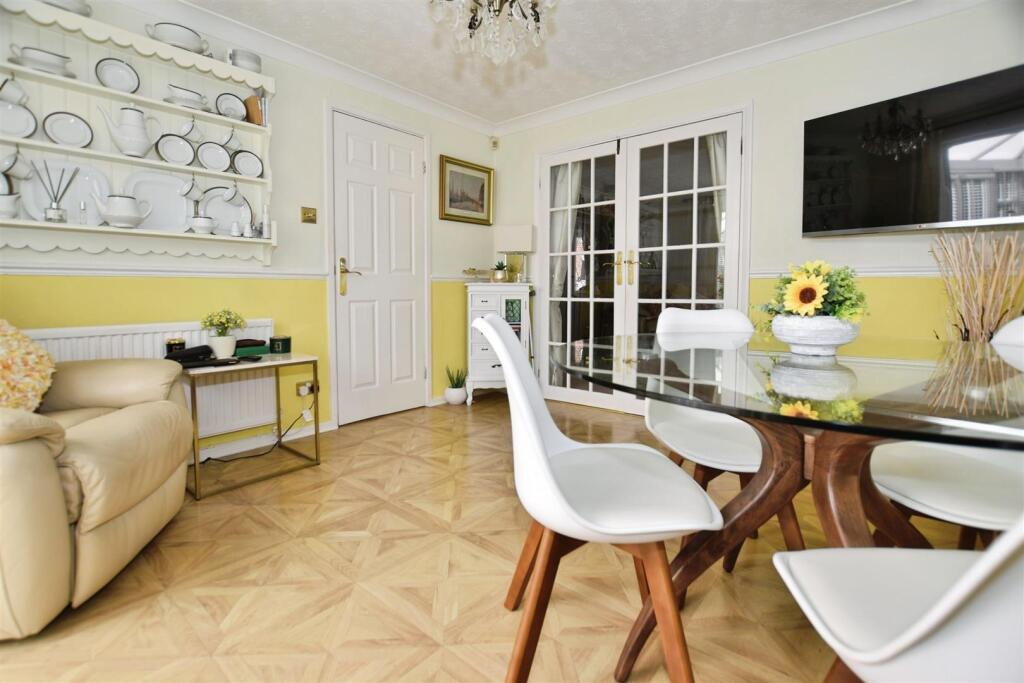 b7d0d9b2-dining 20b.JPG