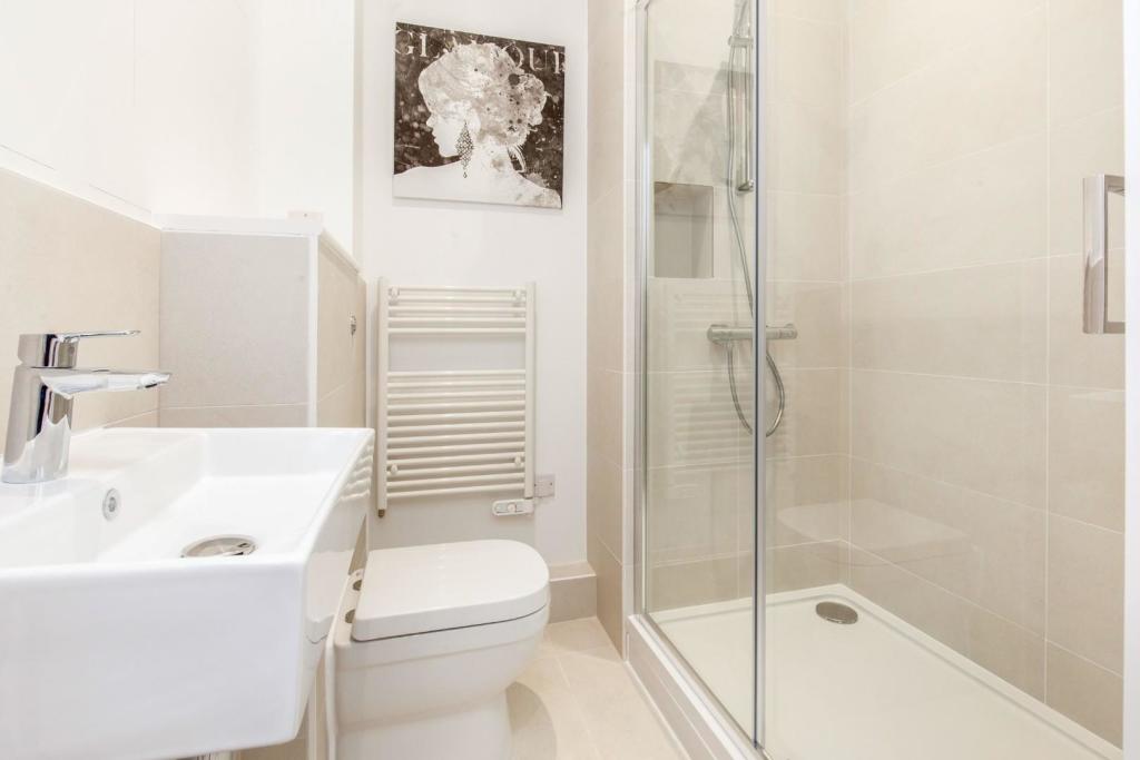 1 Bed shower Room.jpg