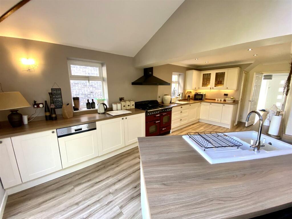 KITCHEN/FAMILY DINING ROOM