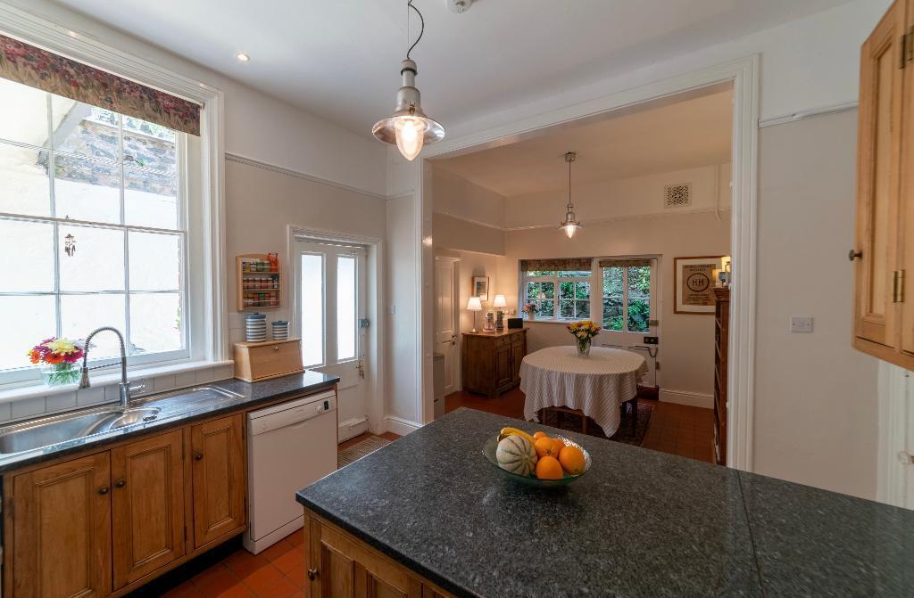 Super eat in kitchen, door to terrace