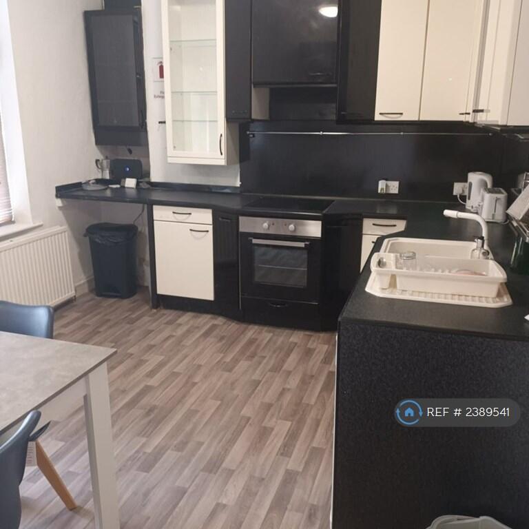 Fully Fitted Modern Kitchen