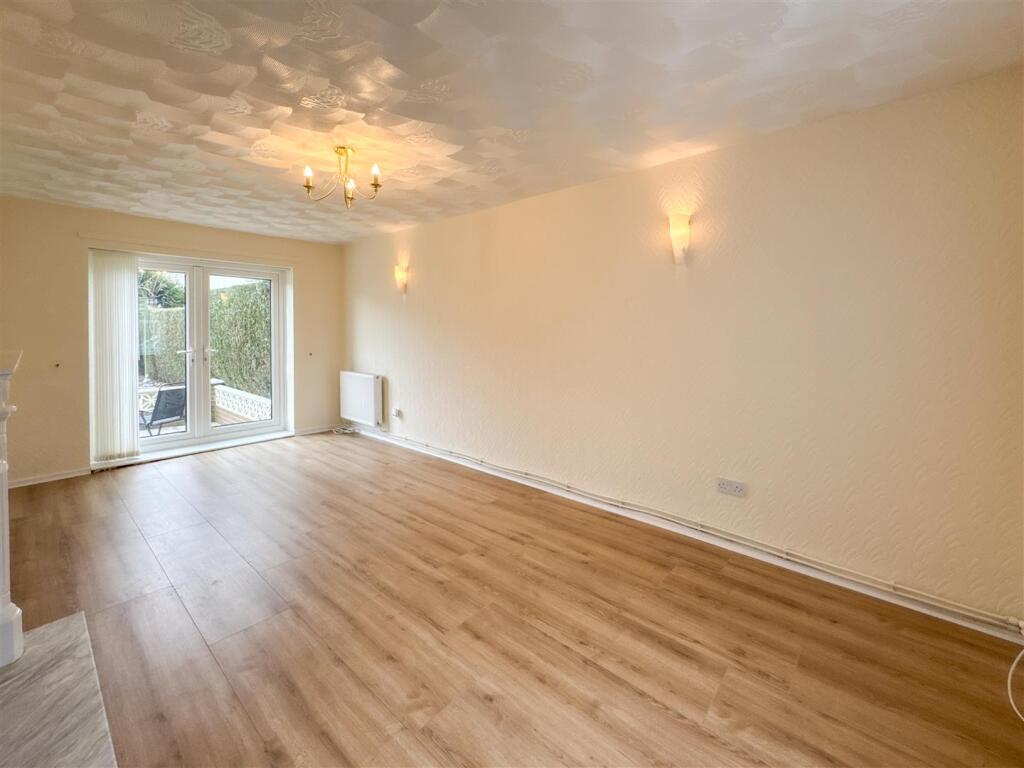 LOUNGE / DINING ROOM