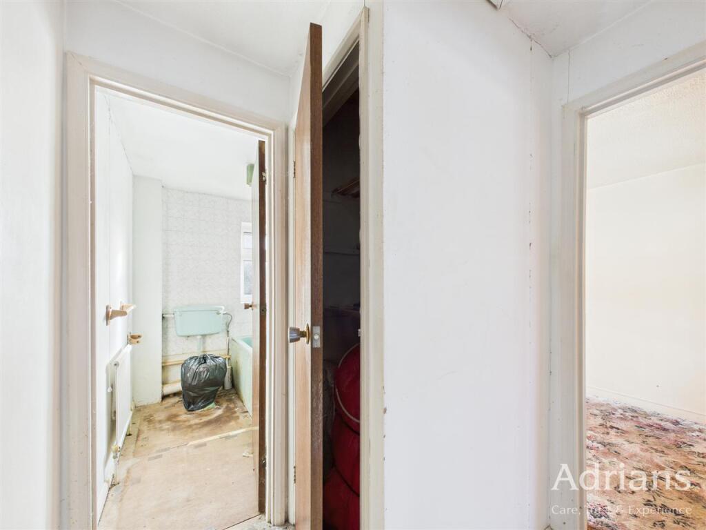 FIRST FLOOR LANDING