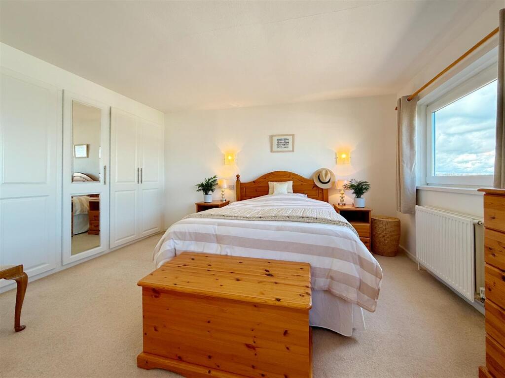 Bed 1 Dressing Area.JPG