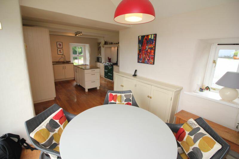 Breakfast area to kitchen