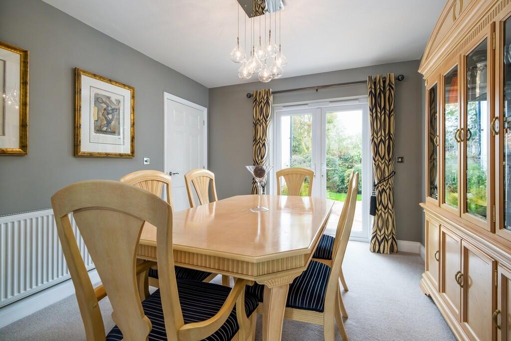 1440px-4 Shrubber...