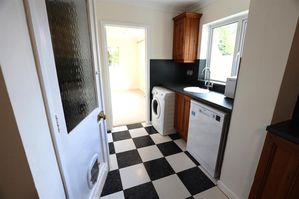 Kitchen 2 .JPG