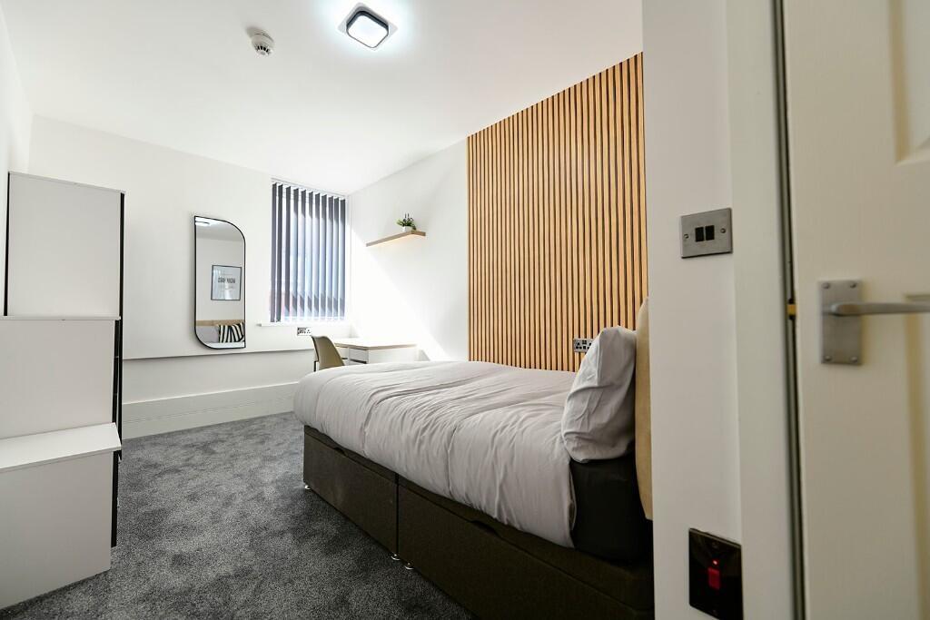 A modern and well-maintained single bedroom fea...