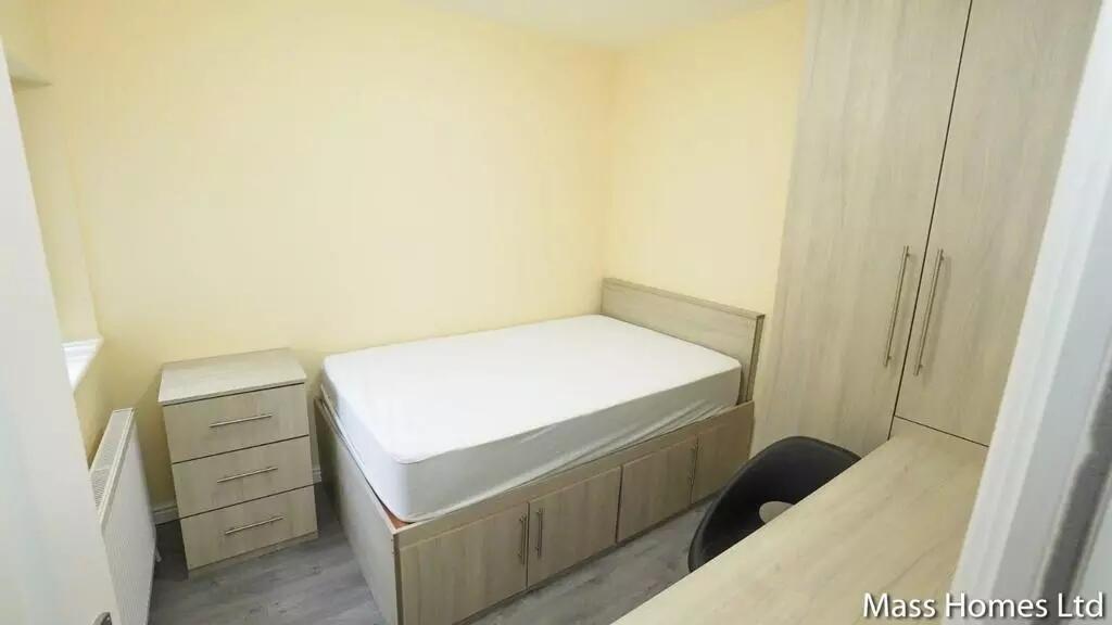 A neat and well-maintained double bedroom featu...