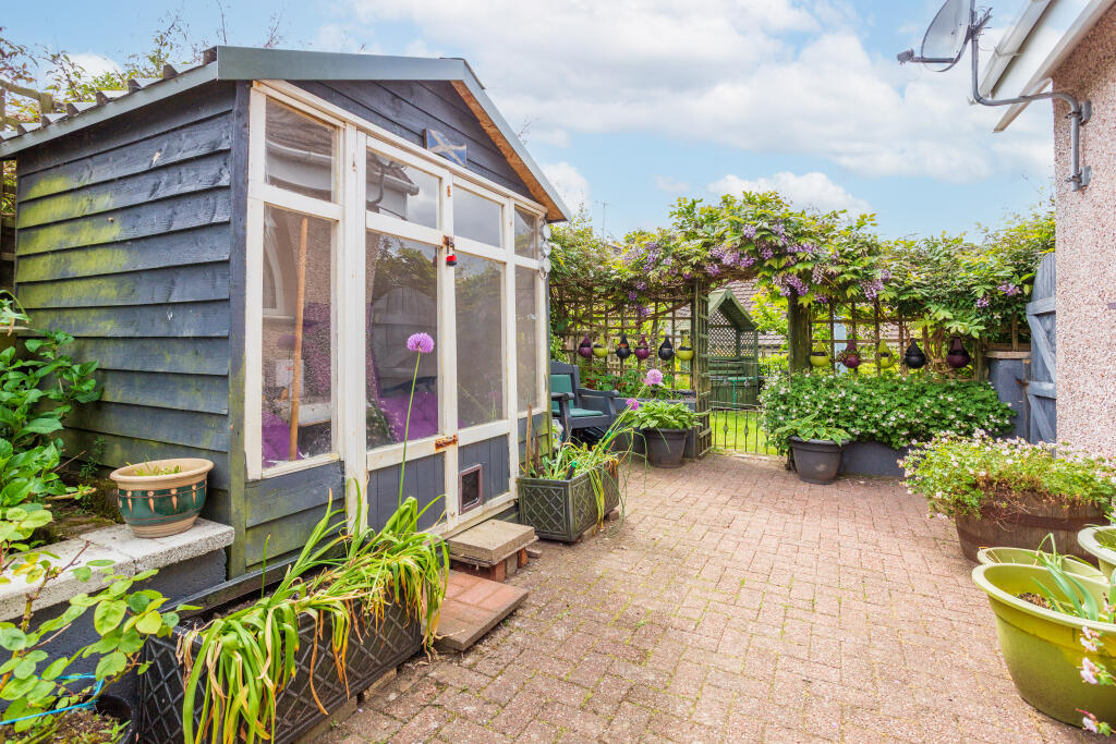 Summer House &amp; Garden