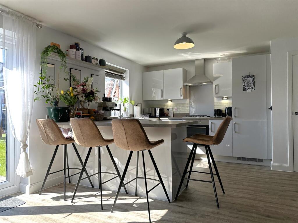 Eye-Catching Modern Kitchen 243