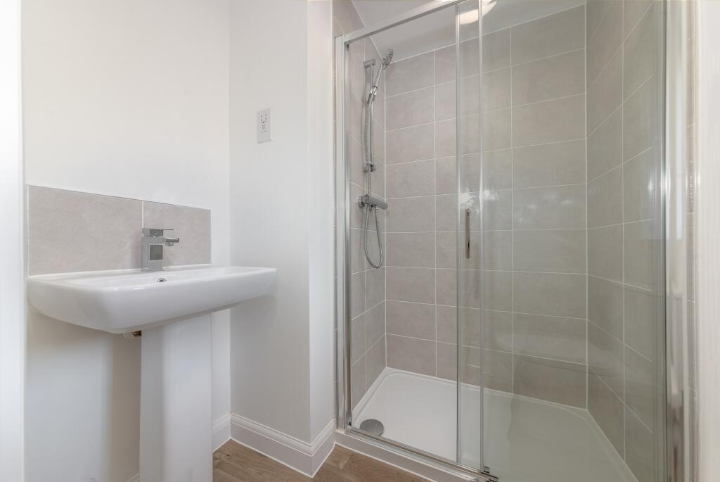 Sutton en suite shower