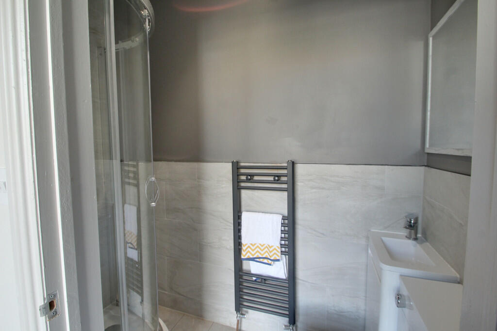 Room 5 ensuite
