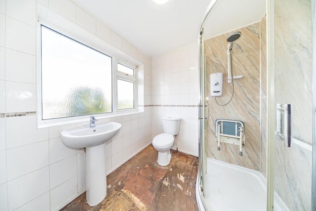 288 Scholes Lane shower room.jpg