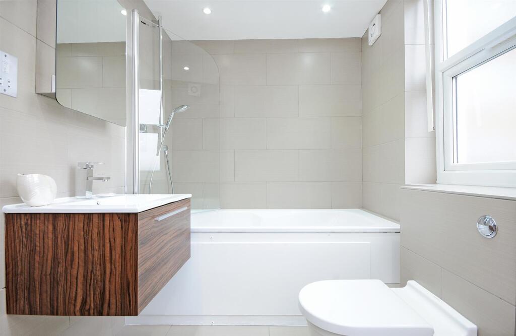 35 BC Master en-suite.jpg
