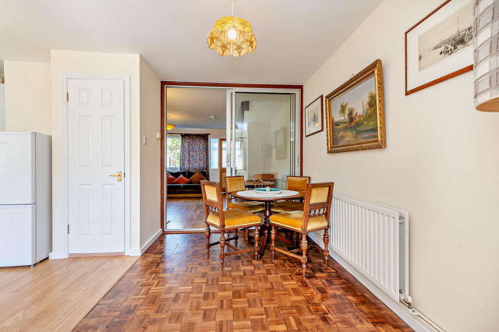 8640619-interior1...