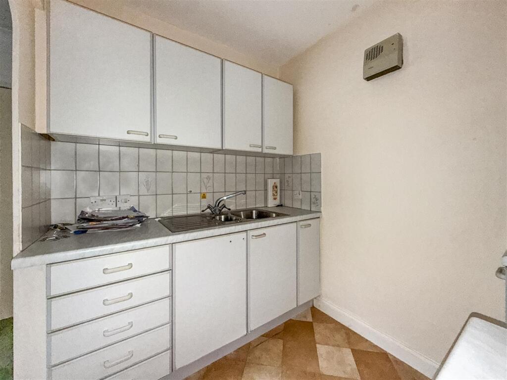 Freehold &amp; Flat 3 Dawes Court, Fisher Street, Paig