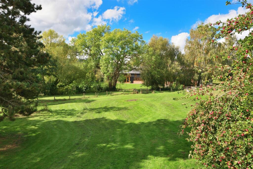 Old Court Barn Brobury (49).jpg