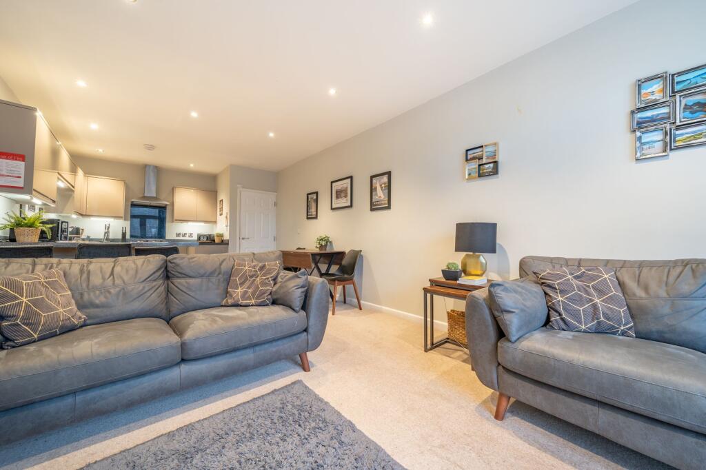 OPEN PLAN LIVING AREA