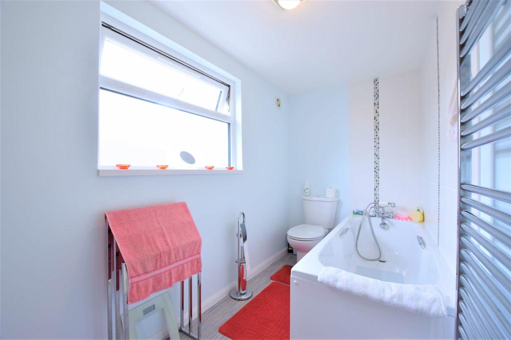 FIRST FLOOR BATHROOM