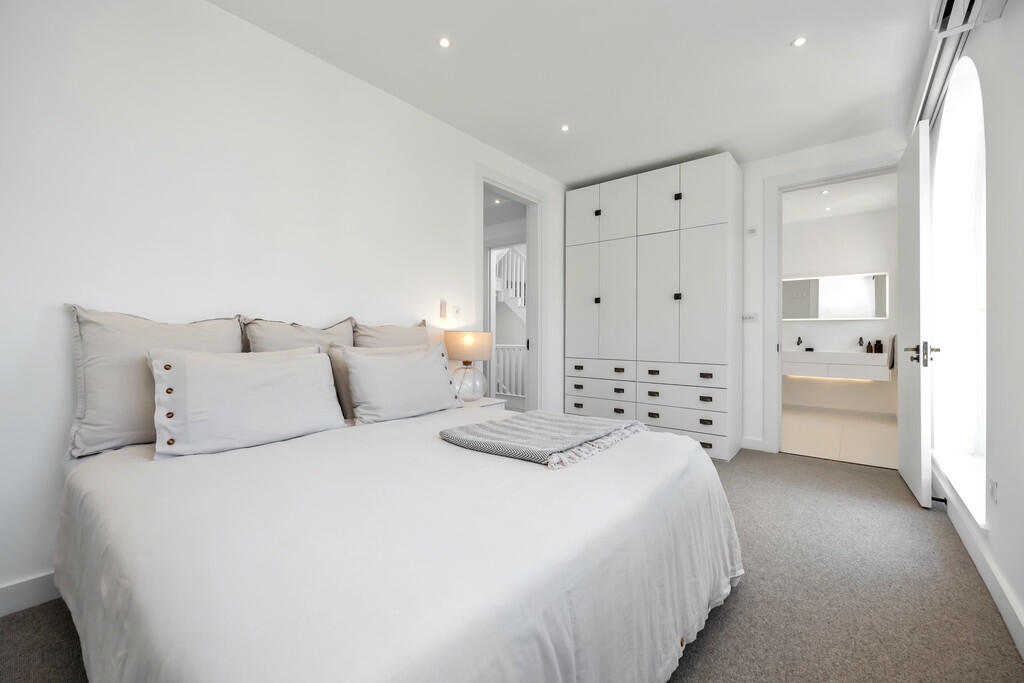 (17) Trafalgar Ga...