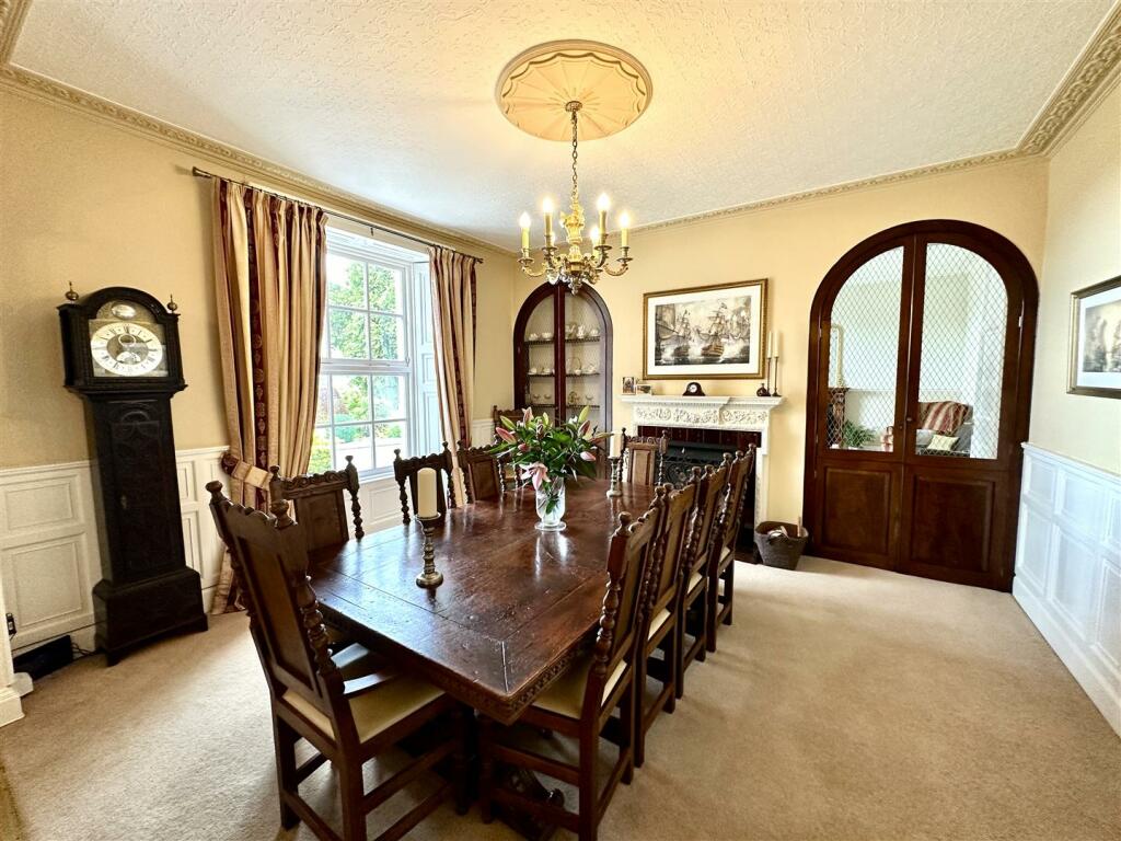 DINING ROOM.jpeg