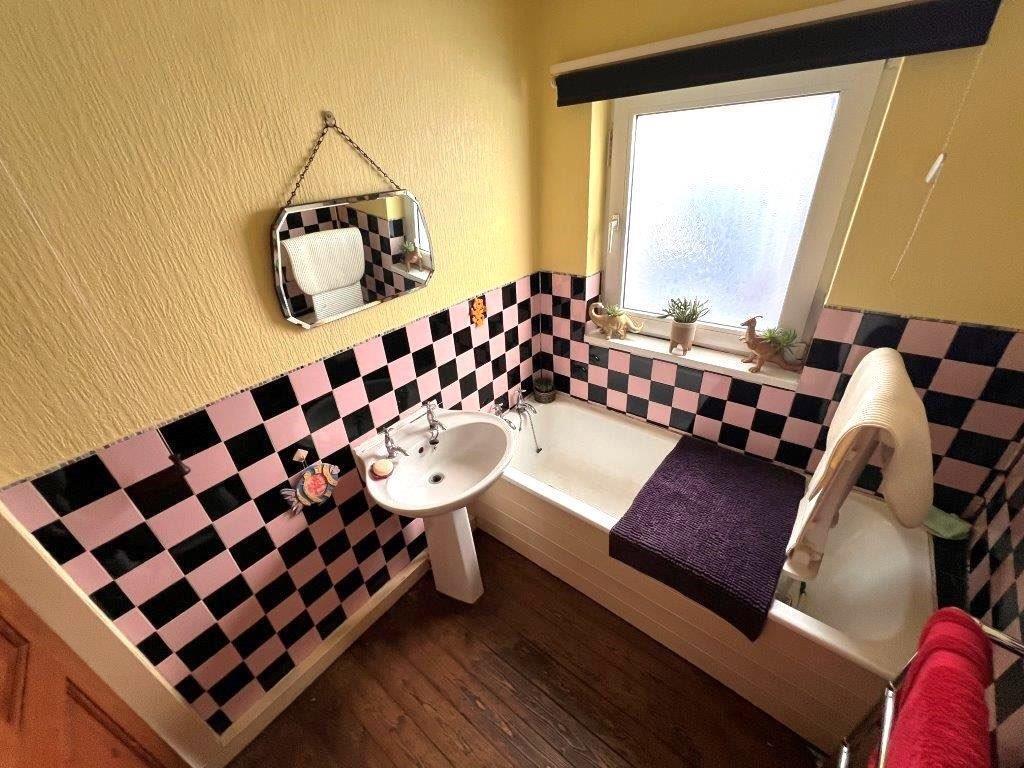 bathroom 1.jpg