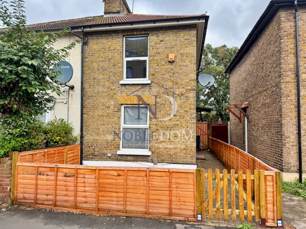 3 BEDROOM 2 BATHROOM SEMI-DETACHED HOUSE IN HOUNS