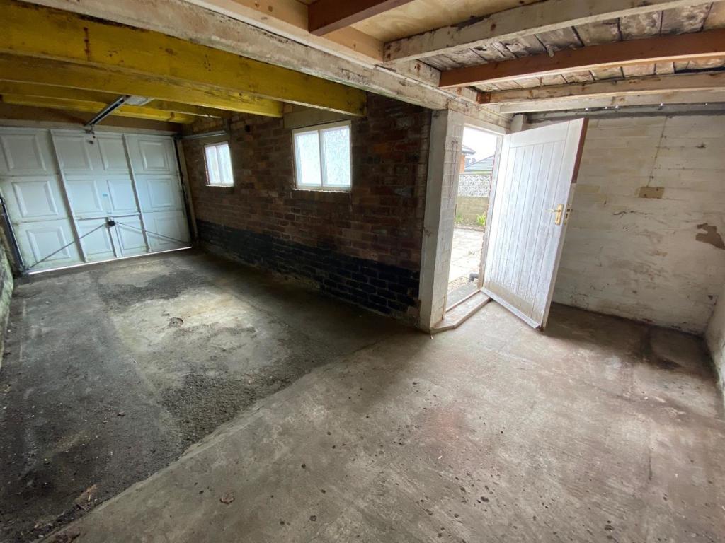 robin royd grove 2 garage.jpg