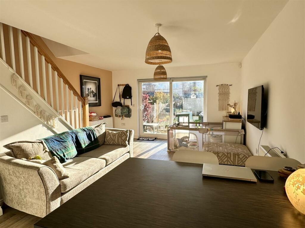 Open plan lounge/dining area