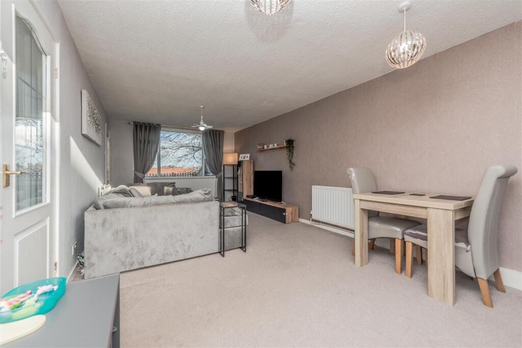 Living Room / Dining Area: