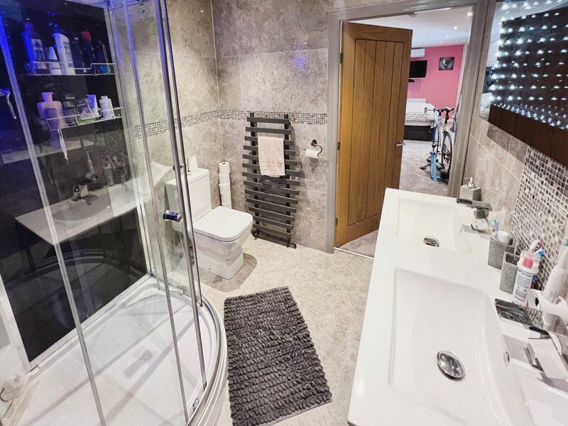 Jack and Jill en suite