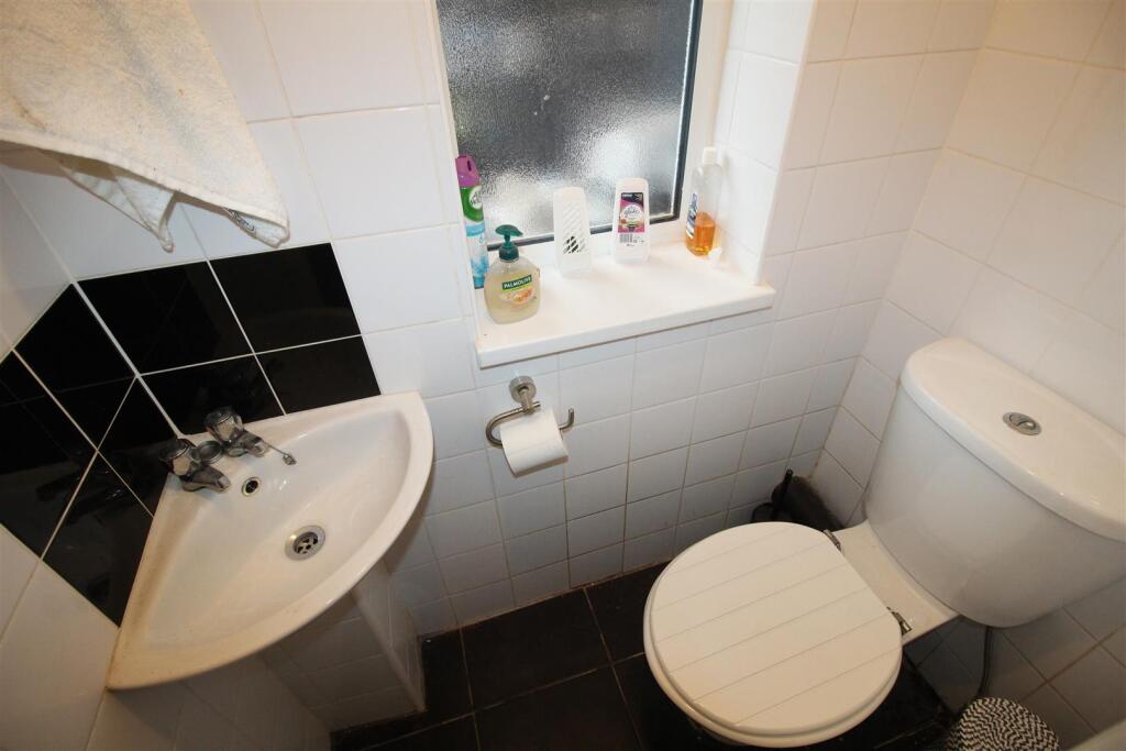 Curzon Road, 179, downstairs WC.JPG