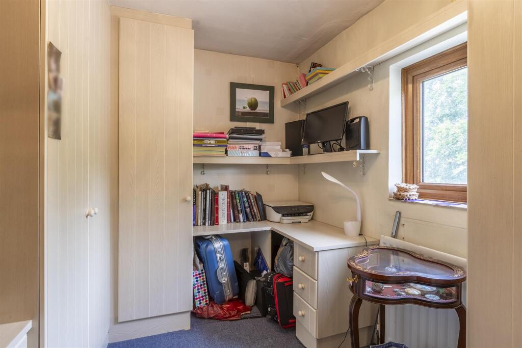 Walk In Wardrobe / Study