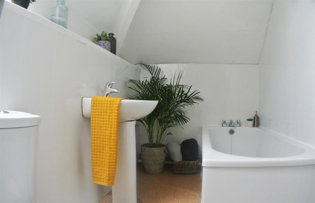 Bathroom (2).jpg