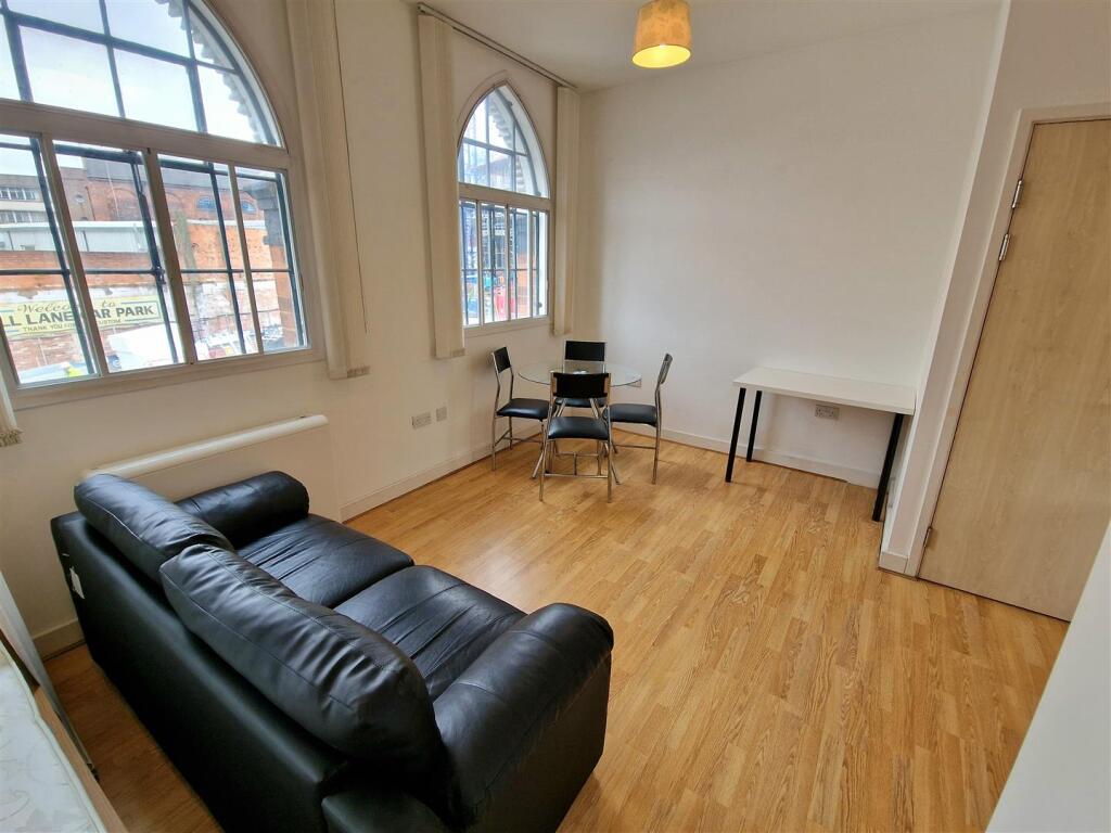Lounge/Dining