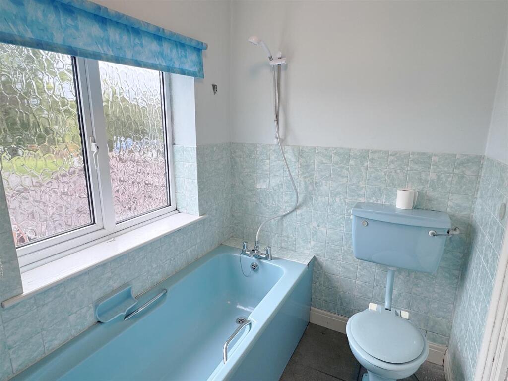 Bathroom 1.JPG