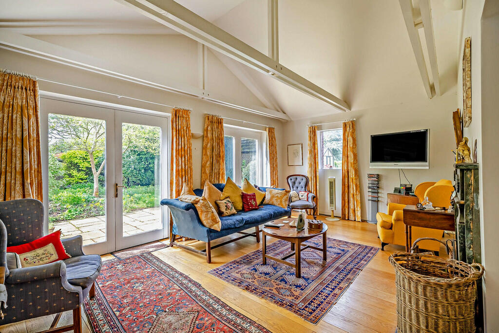8593269-interior1...