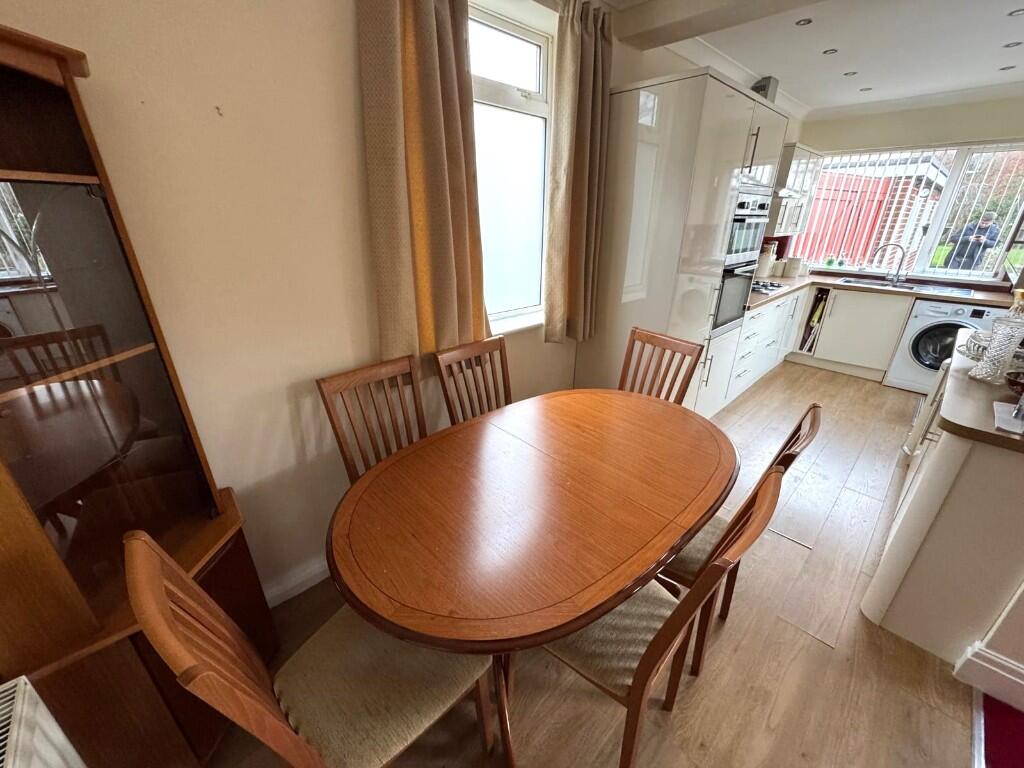 DINER INTO KITCHEN