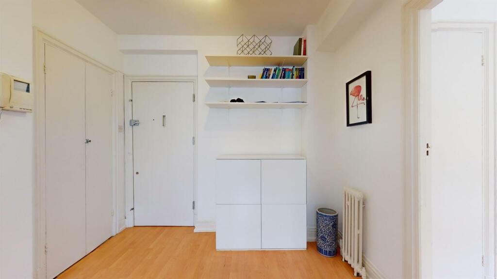 33Redcliffe Closehallway.jpg