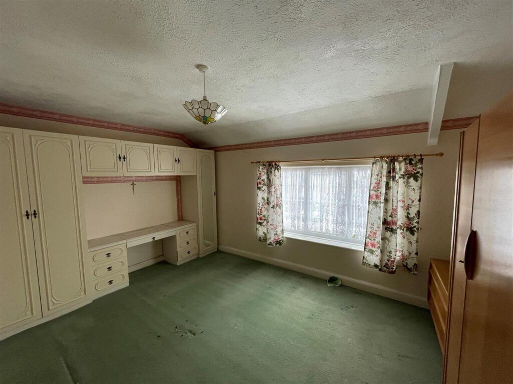 Bedroom 1.jpg