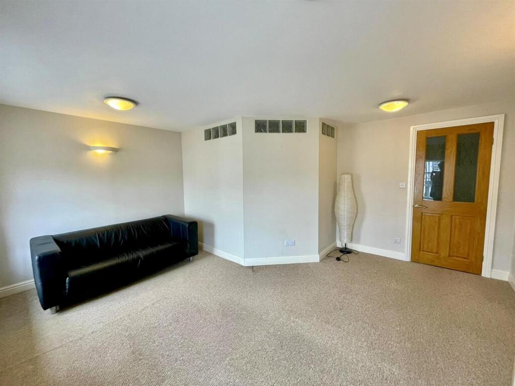 Lounge 2 of 2
