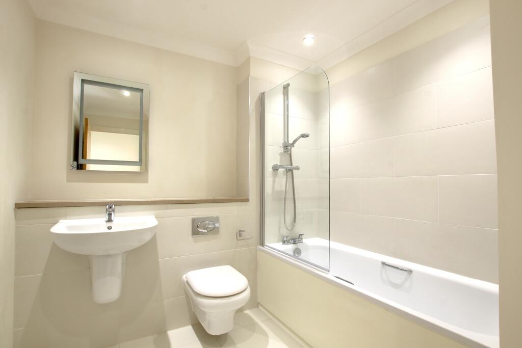 9 BATHROOM.jpg