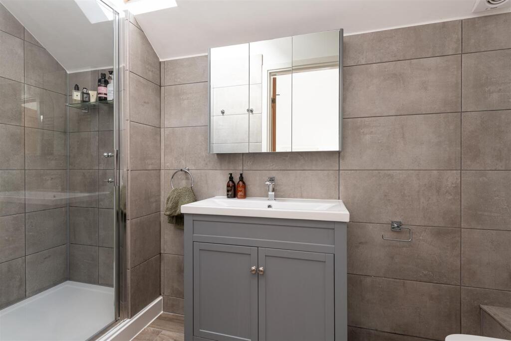 bedroom1 ensuite.jpg