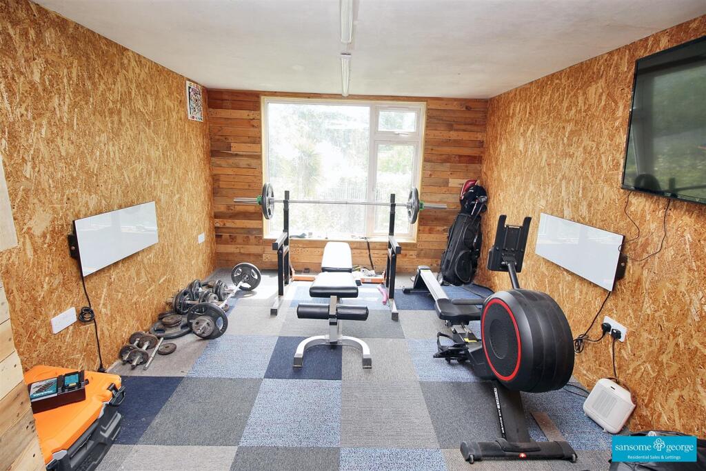 Garage/Gym