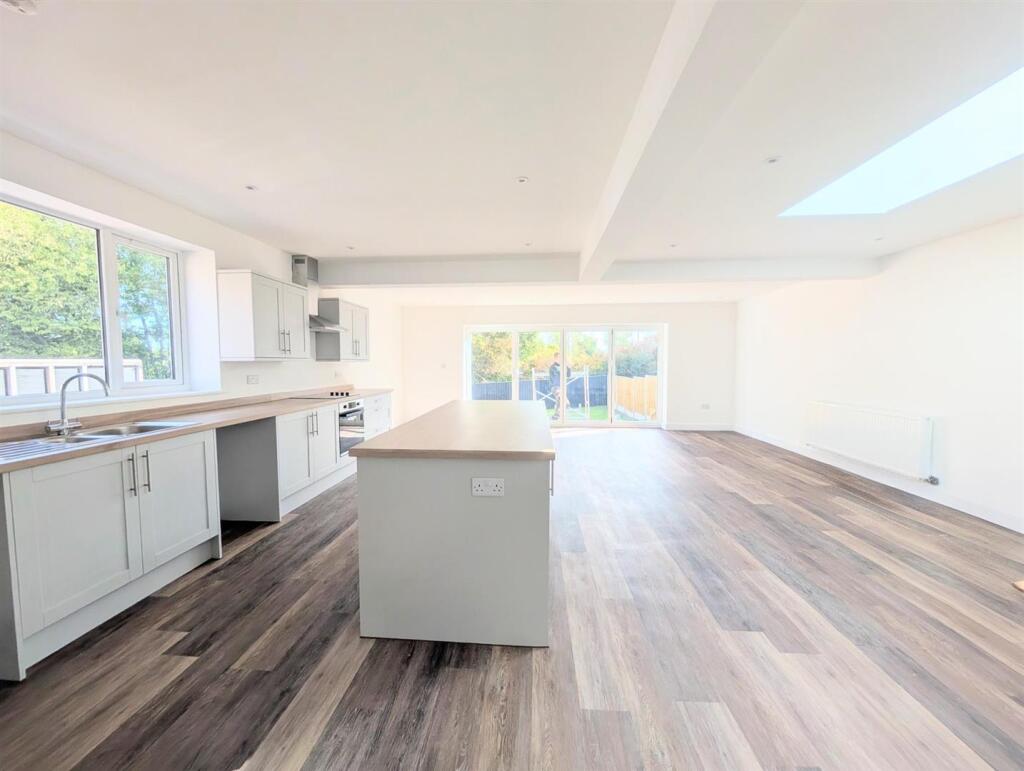 OPEN PLAN LOUNGE/KITCHEN