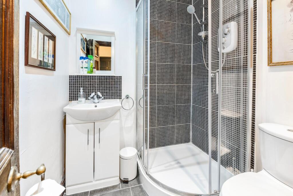 Flat 3, 2 Kensington Place, Bath, BA1 6AW-10.jpg