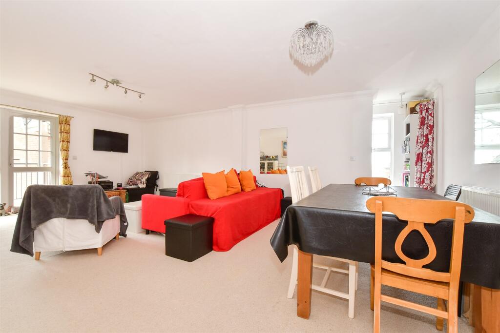 Lounge/ Dining Room